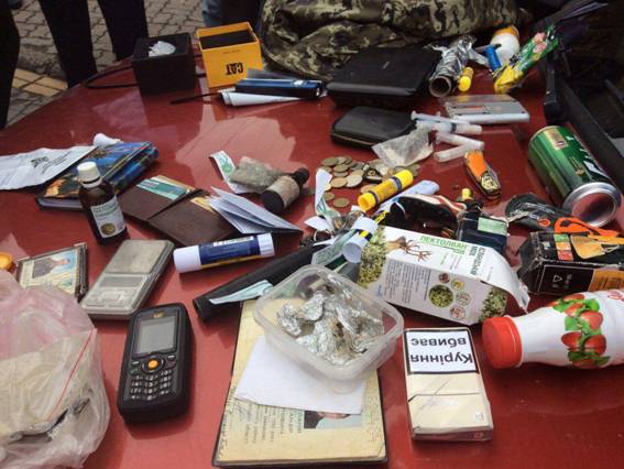 У Мукачеві із шприцами, метамфетаміном та марихуаною затримали прикордонника за підозрою в торгівлі наркотиками (ФОТО, ВІДЕО)