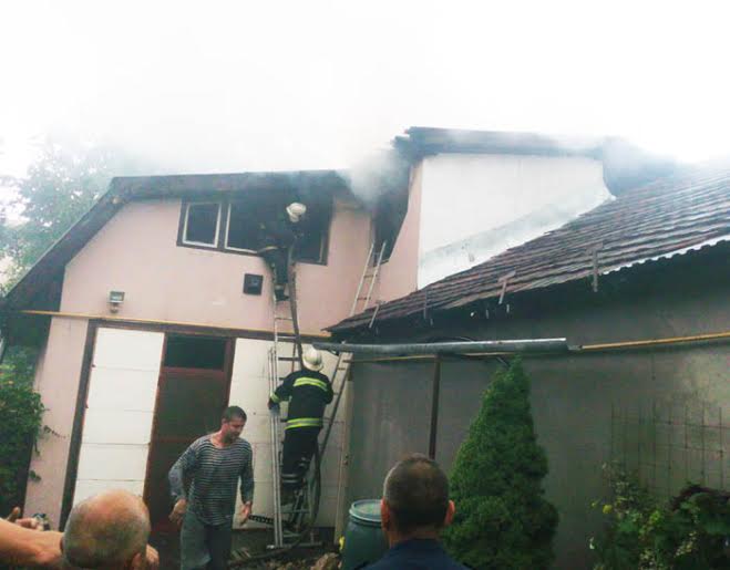 Внаслідок удару блискавки в Іршаві загорівся двоповерховий гараж (ФОТО)