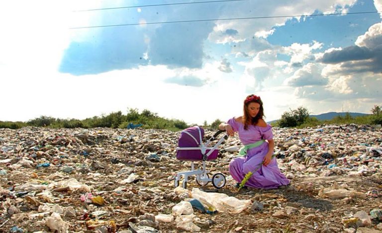 ФОТОФАКТ. Краса серед сміття: на Хустщині влаштували фотосесію на сміттєзвалищі поблизу унікальної Долини нарцисів