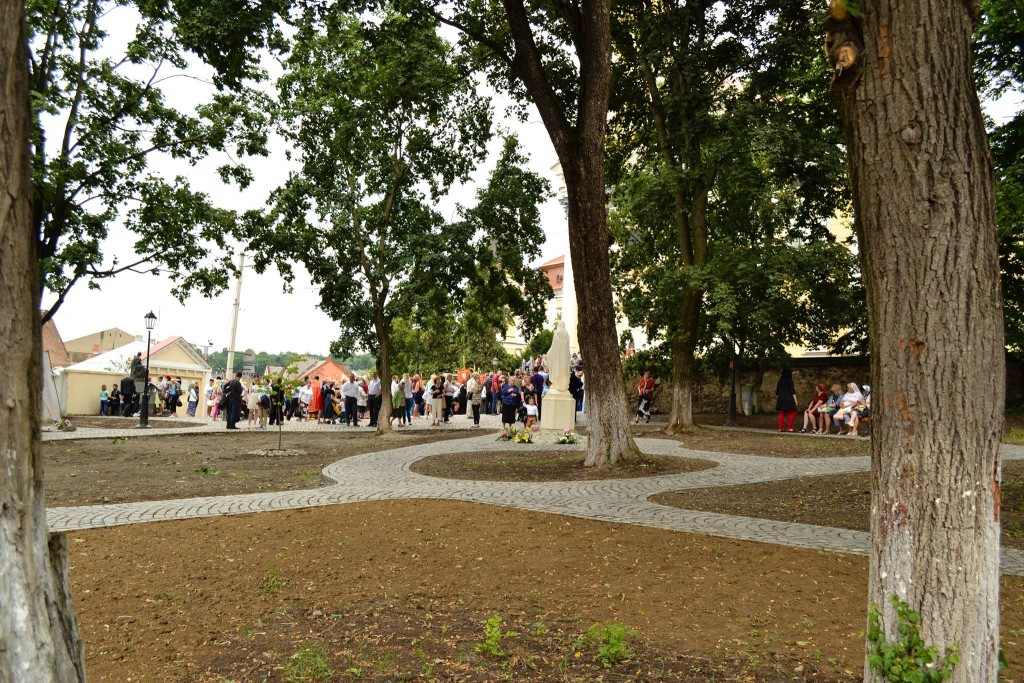 В Ужгороді відкрили сквер ім. Марії Терезії, заради якого зруйнували старовинний мур (ФОТО)