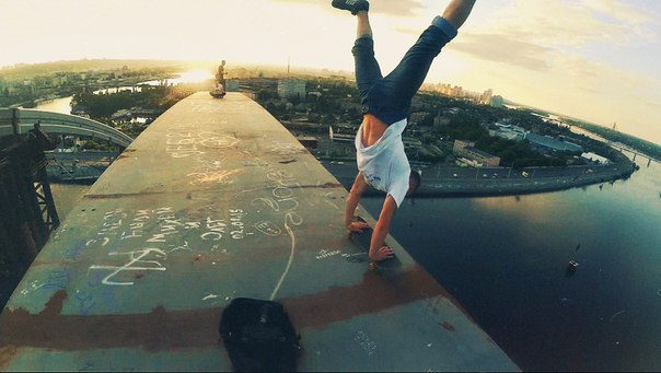 Руфер із Закарпаття для чергового трюку використав скейт, виконавши стійку на руках на краю мосту (ВІДЕО)