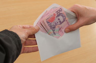 У Мукачеві до 8,5 тис грн штрафу засудили дебошира, що намагався "відкупитися" від поліцейського 200 грн 