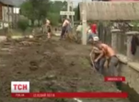 На Рахівщині селяни з рятувальниками в очікуванні нової стихії чистять придорожні канави (ВІДЕО)