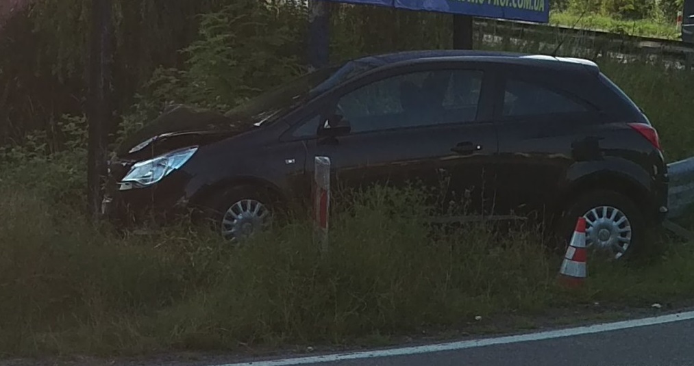 На об'їзній в Ужгороді Opel на швидкості вилетів з траси і врізався в білборд (ФОТО)