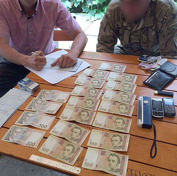 Працівник військкомату, затриманий в Мукачеві, обіцяв за хабар статус УБД (ФОТО)