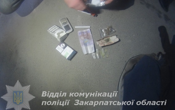 На Виноградівщині у 20-річного мотоцикліста вилучили наркотики, загорнуті у купюри
