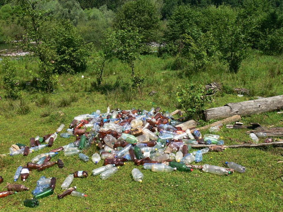 ФОТОФАКТ. Жителі Тереблянської долини перетворили Тереблянське водосховище на смітник