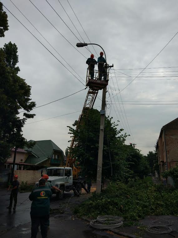 В Ужгороді після буревію відновлюють електропостачання (ФОТО)