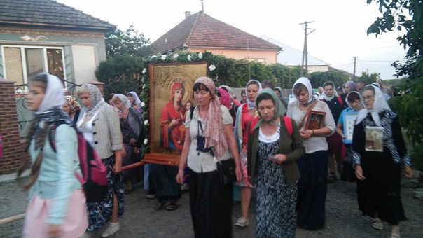 Вірники УПЦ МП на Закарпатті здійснили Хресний хід до жіночого монастиря у Домбоках (ФОТО)