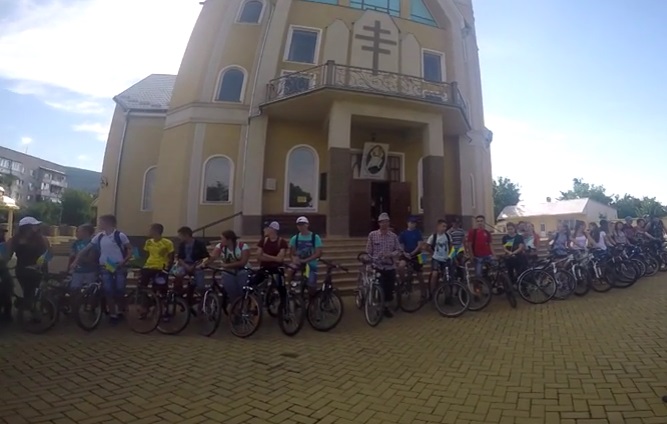 У Виноградові під час велопробігу помолилися за мир і вшанували захисників України (ВІДЕО)