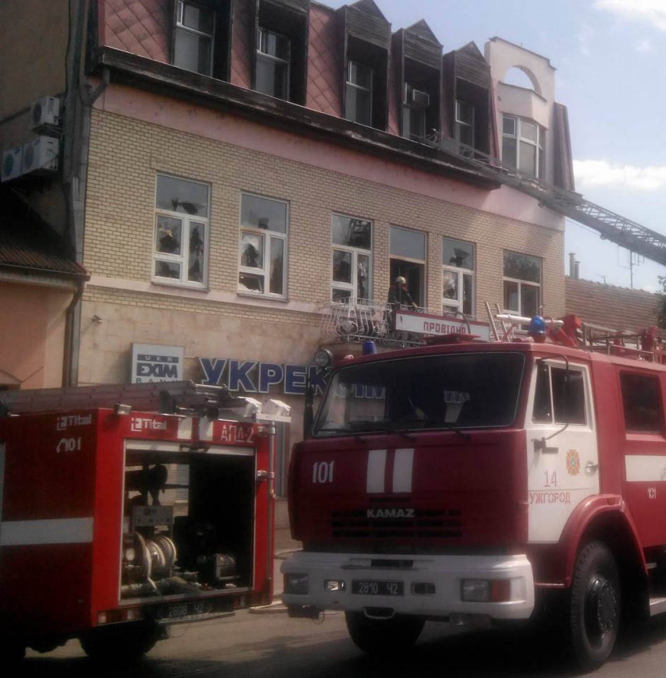 В Ужгороді з'ясовують причини пожежі в страховій компанії, що знищила службові документи та комп'ютери (ОФІЦІЙНО)