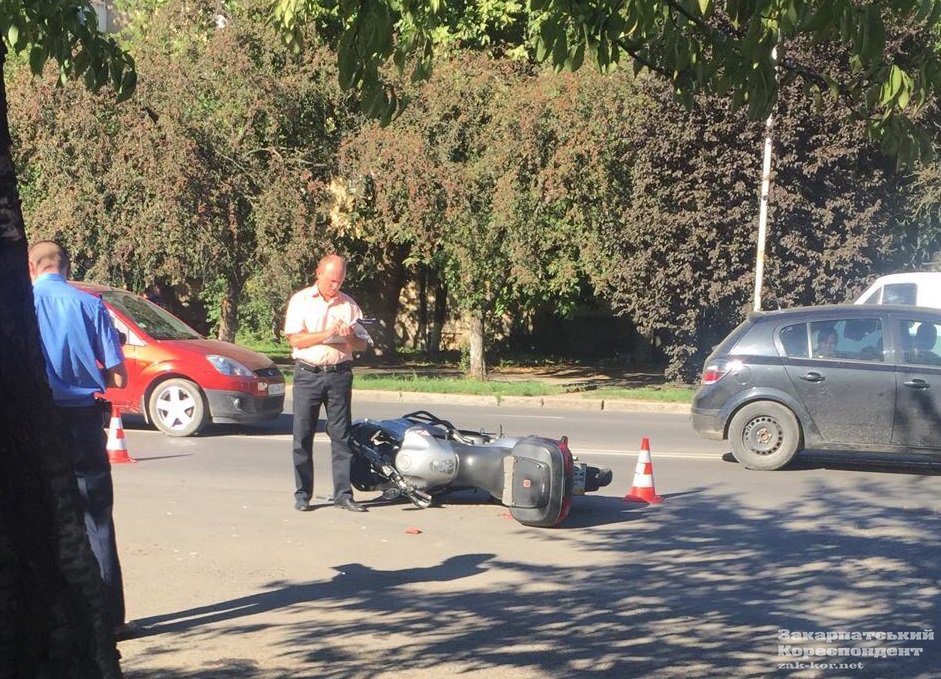 В Ужгороді джип збив мотоцикліста (ФОТО)