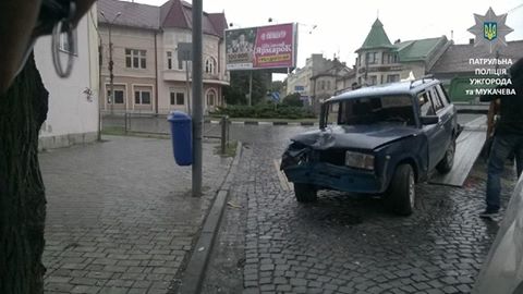 У Мукачеві нетверезий водій, у якого вже вилучали водійські права, зіткнувся з деревом (ФОТО)