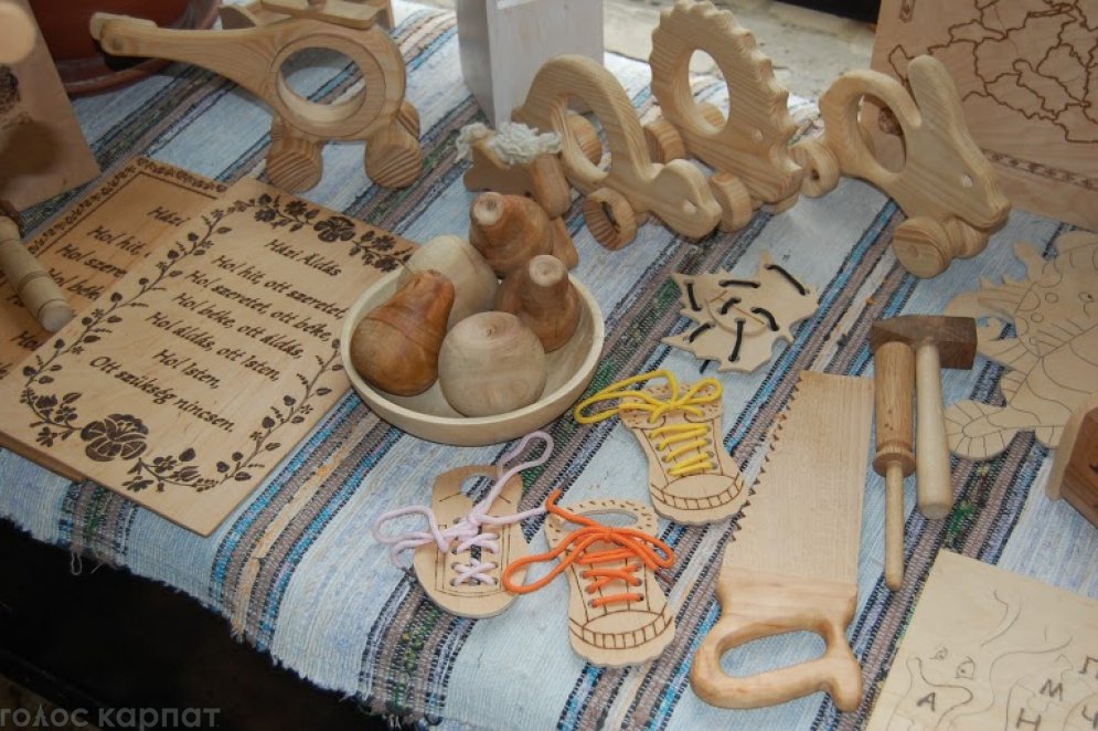 Мешканець Хустщини виготовляє ексклюзивні дитячі іграшки з дерева (ФОТО)