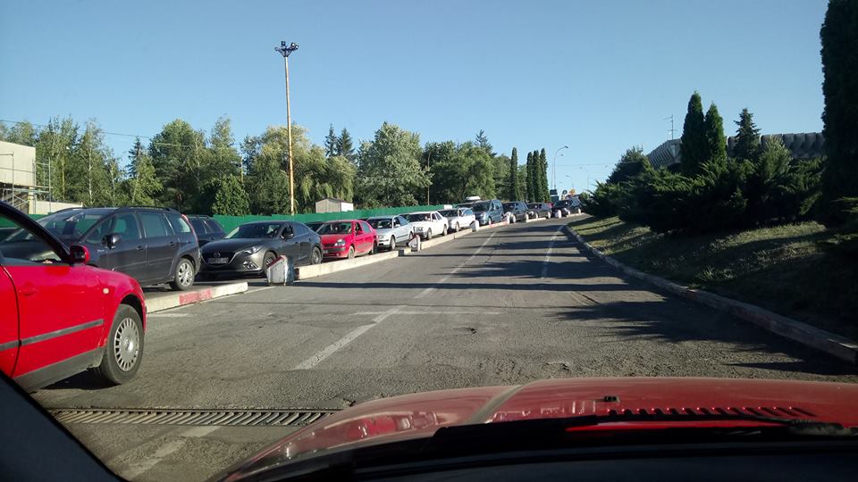 На українсько-словацькому кордоні в Ужгороді знову утворилася велика черга "пересічників"