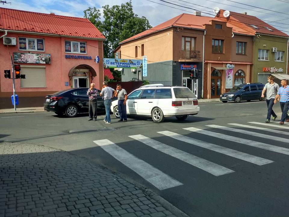У Мукачеві зіткнулися Volkswagen і Mazda (ФОТО)