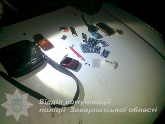 У водія-порушника "під кайфом" на Мукачівщині виявили в авто метамфетамін та мачете (ФОТО)