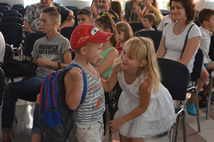 Напередодні 1 вересня дітям переселенців в Ужгороді передали шкільне приладдя (ФОТО)