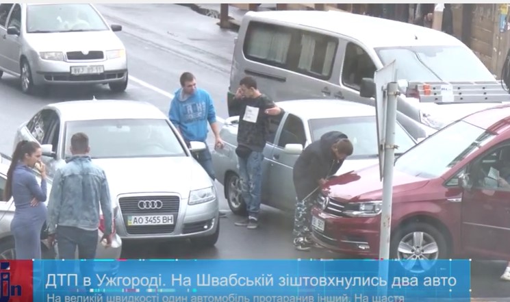 В Ужгороді на Швабській зіткнулися 2 автомобіля (ВІДЕО)
