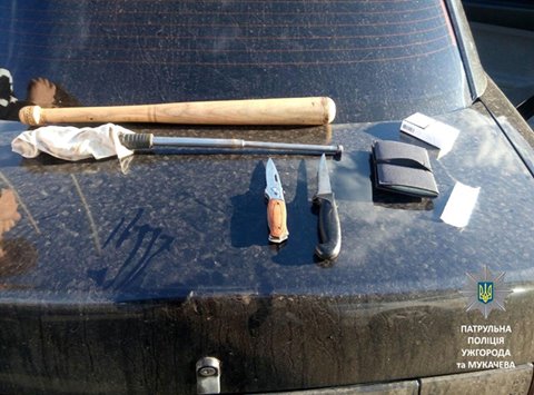 У Мукачеві в авто виявили дерев'яний та металевий кийки і 2 ножі (ФОТО)