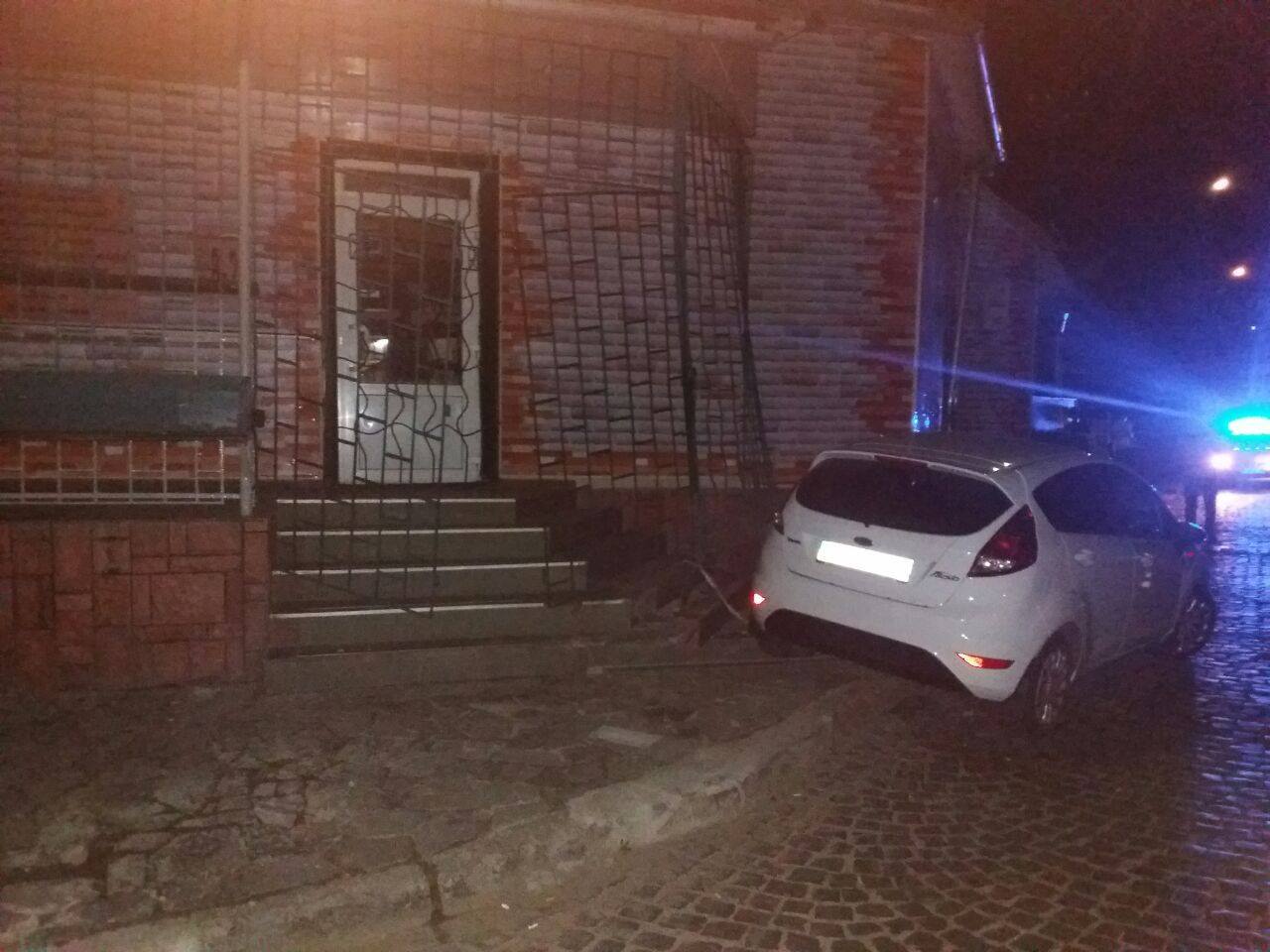 Прокурор, що в Мукачеві п'яним врізався в огорожу й тікав від патрульних, перебуває на лікарняному (ВІДЕО)