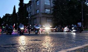 Байкери, що зібралися на зліт в Ужгороді, влаштували світлове шоу (ФОТО)
