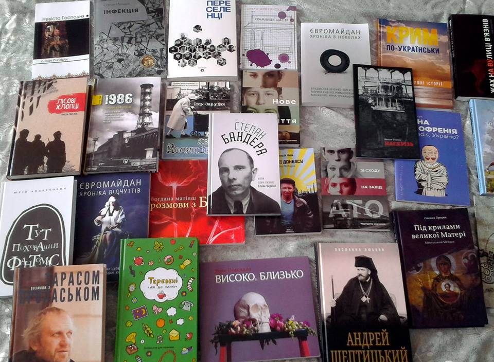 Прикарпатське видавництво передало два десятки книг для сільської бібліотеки на Закарпатті