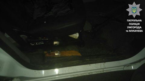 Уночі в зупиненому в Ужгороді авто виявили арбалет та ніж