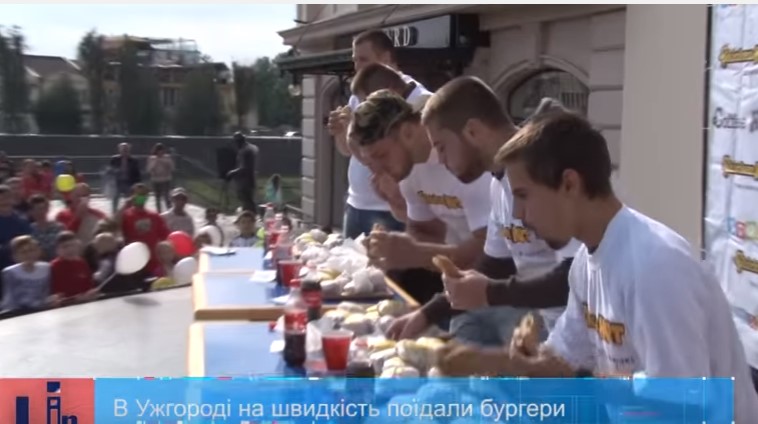 В Ужгороді влаштували змагання зі швидкісного поїдання бургерів, переможець з'їв їх 6,5 за хвилину(ВІДЕО)