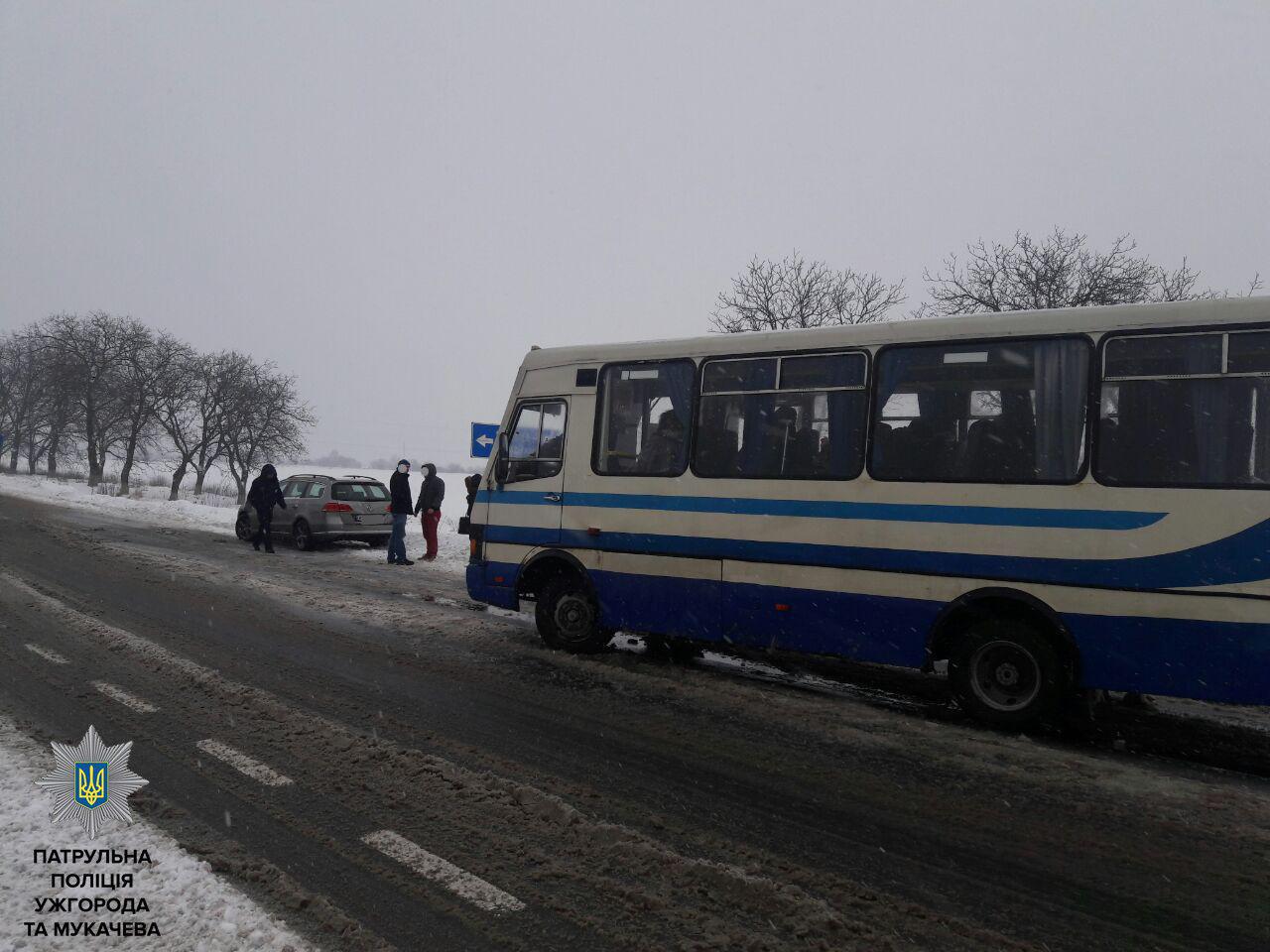 На повороті до Клячанова на Мукачівщині зіткнулися рейсовий автобус і легковик (ФОТО)