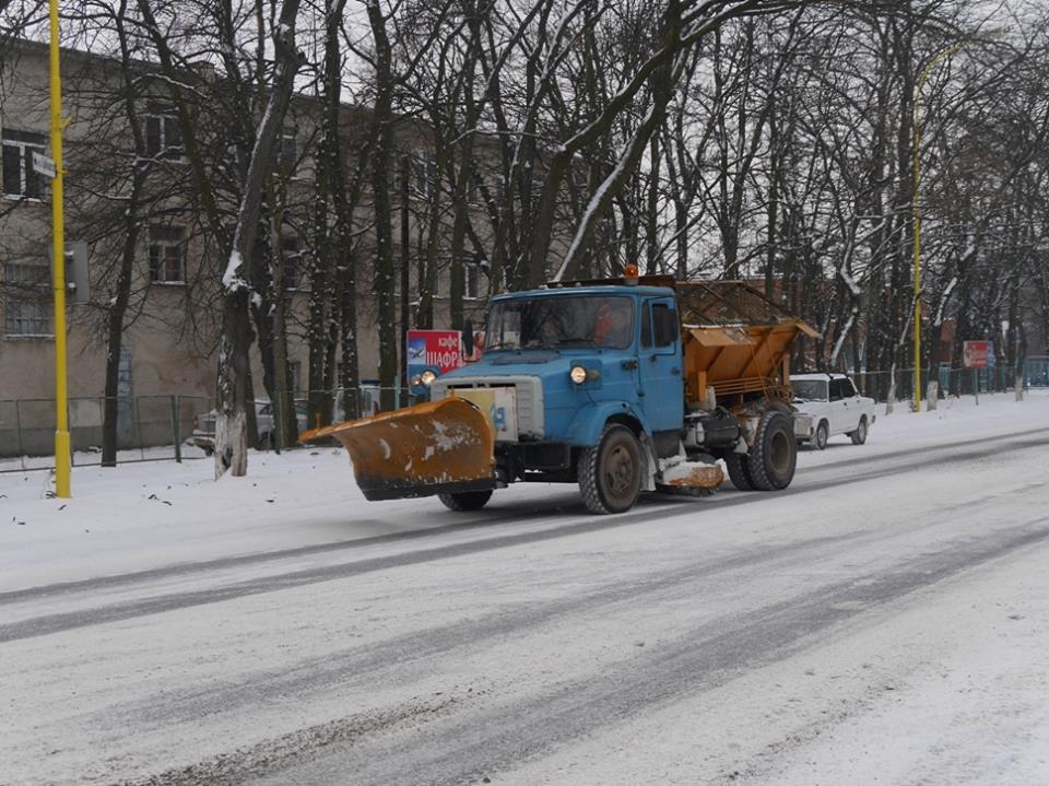 На вулицях Ужгорода продовжує працювати спецтехніка, що прибирає сніг та посипає вулиці протиожеледною сумішшю (ФОТО)