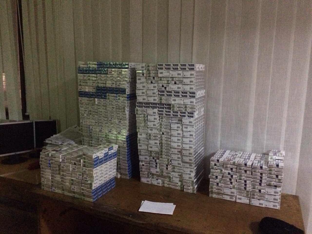 В авто українця, що прямував до Італії, на кордоні на Закарпатті знайшли сигарет на 67 тис грн (ФОТО)