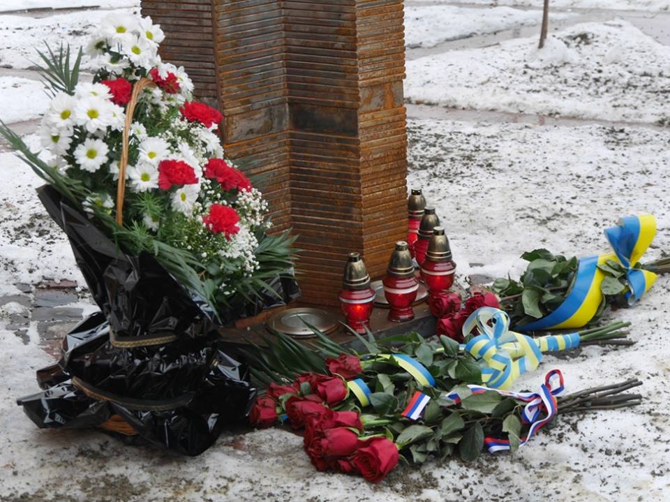 В Ужгороді на вшанування пам'яті жертв Голокосту поклали квіти до пам'ятного знаку (ФОТО)