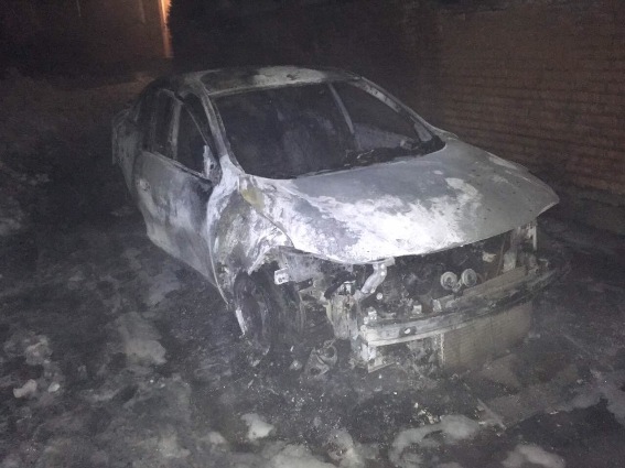 Загорання "Рено" на подвір'ї будинку власника в Мукачеві кваліфіковано як підпал (ФОТО)