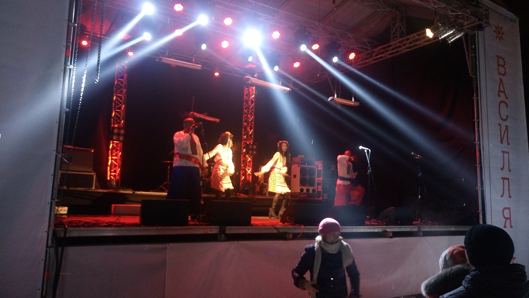 В Ужгороді через негоду виступу "афроукраїнців" у вишиванках дочекалися кількадесят людей (ФОТО)