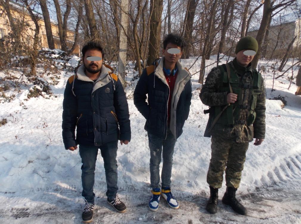 У прикордонному районі Закарпаття затримали двох студентів-азійців, які без документів завітали з Буковини навідати товариша (ФОТО)