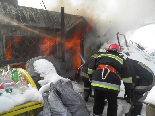 Пожежа в металевому вагончику в Ужгороді, в якій могли вибухнути газові балони, стала наслідком необережності безхатьків (ФОТО, ВІДЕО)
