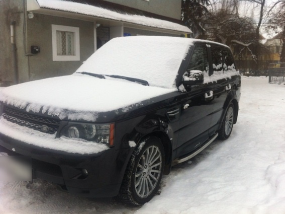 На Тячівщині водій Range Rover-а наїхав на жінку, котра вирішила несподівано перейти дорогу (ФОТО)