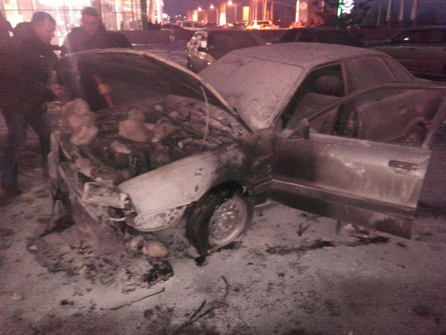"Ауді", котру гасили на Мукачівщині, спалахнула неподалік автозаправки й бензовоза, що саме зливав пальне (ФОТО)