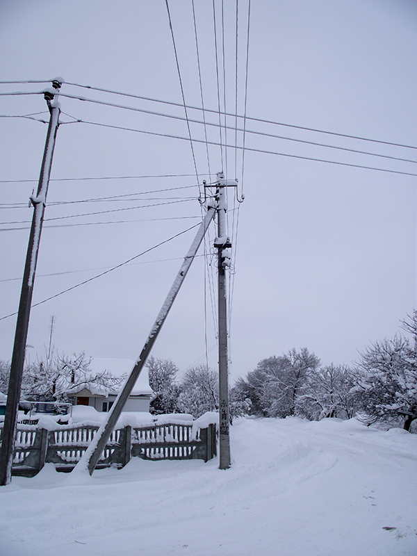 Через пошкодження ліній електропередач 25 населених пунктів Закарпаття залишаються без світла