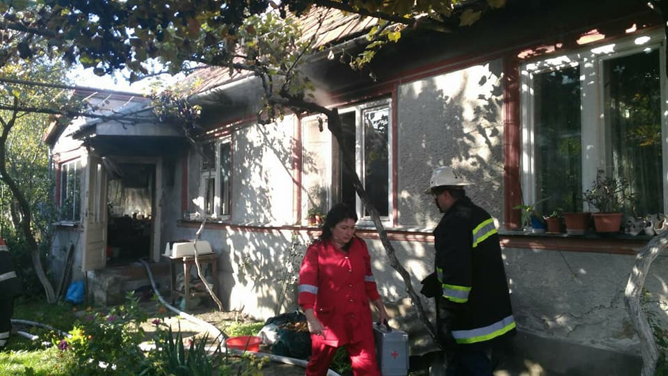 У Хусті з палаючого будинку порятували жінку без свідомості, потерпіла – в реанімації (ФОТО)