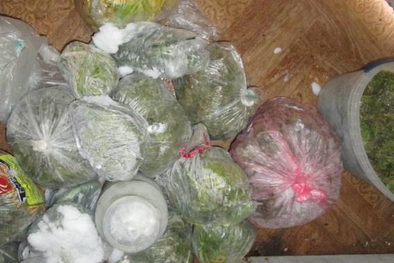На Хустщині під час обшуку оселі мешканця Стеблівки в шафі знайшли майже 5 кг марихуани (ФОТО)