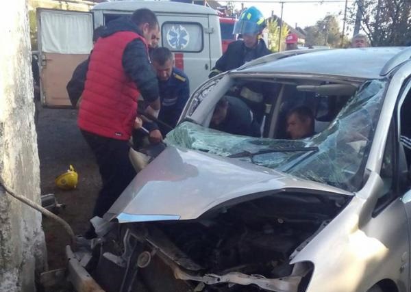 У Пийтерфолво Toyota в'їхала в бетонну огорожу, водія деблокували рятувальники (ФОТО)