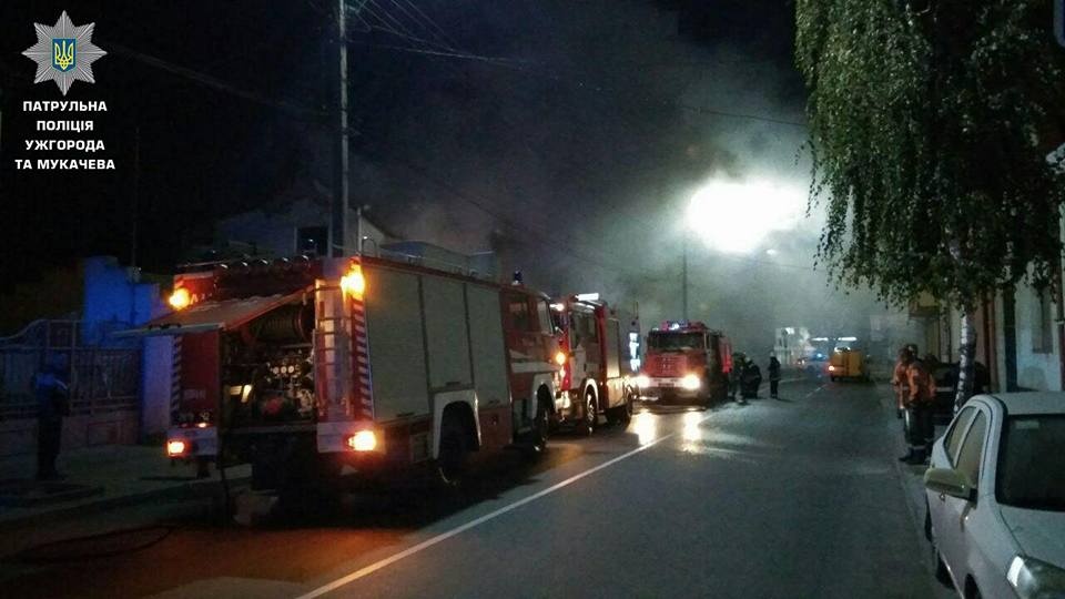 Унаслідок нічної пожежі в Ужгороді вогонь охопив декілька будинків (ФОТО)