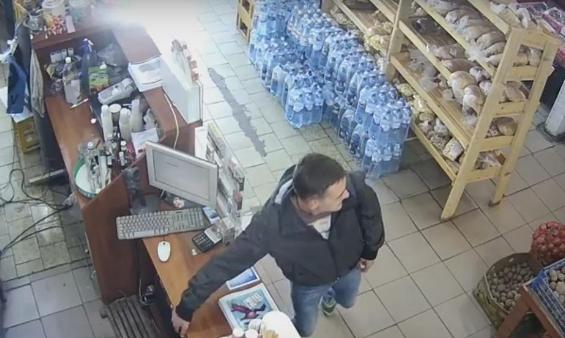 У Мукачеві розшукують чоловіка, який обікрав касу магазину (ВІДЕО)
