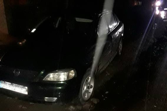 У Страбичові на Мукачівщині п'яний водій, не впоравшись із керуванням, в`їхав у 2 припарковані авта