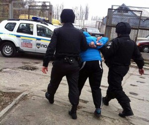 Після невдалої спроби жінки поцупити з магазину в Ужгороді пиво чоловік погрожував продавчині ножем