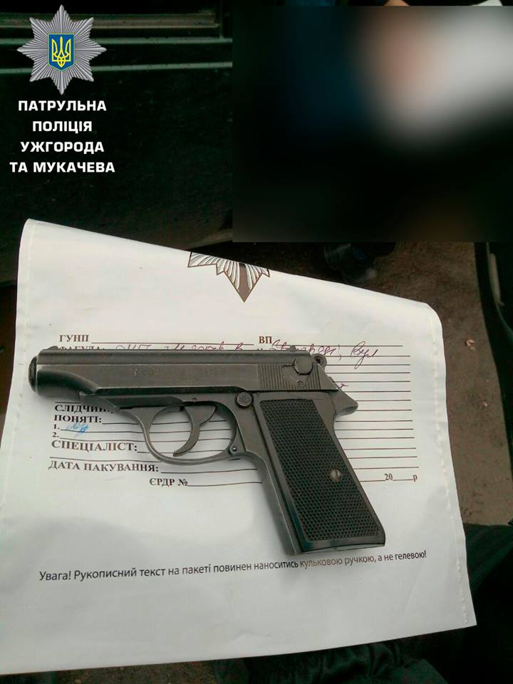 В Ужгороді у відповідь на зауваження щодо порушення ПДР водій погрожував іншому водієві пістолетом (ФОТО)