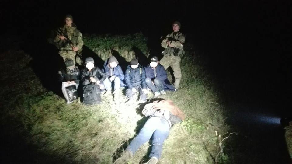Курсанти з "прикордонного підсилення" затримали на Закарпатті групу із 5 нелегалів-в'єтнамців та чеха-провідника (ФОТО)