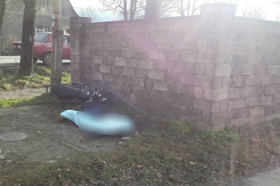 У Ясінях, що на Рахівщині, не впоравшись із керуванням і врізавшись у бетонну огорожу, загинув мотоцикліст (ФОТО)